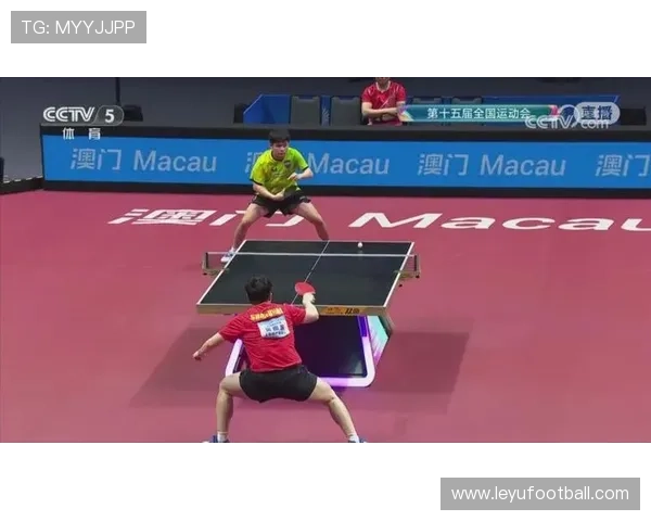 乒乓球男单决赛赛后,樊振东与林诗栋握手致意的画面