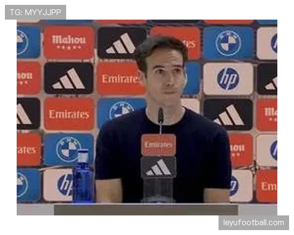 实时：巴列卡诺球员投诉对方压迫动作过大，主裁判未予理会比赛继续